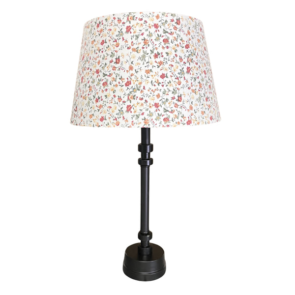 Der cremefarbene Lampenschirm Drum in 30 cm Durchmesser kreiert eine gemütliche Atmosphäre. Ideal für dein Wohnambiente.