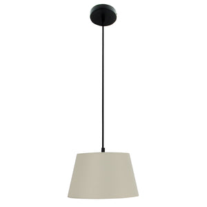Der cremefarbene Lampenschirm Drum verleiht jedem Raum zeitlosen Charme. Ideal für eine gemütliche Lichtatmosphäre.