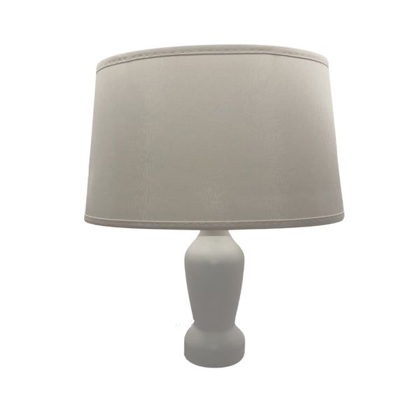 Klassischer ovaler Lampenschirm in Creme für modernes Ambiente.