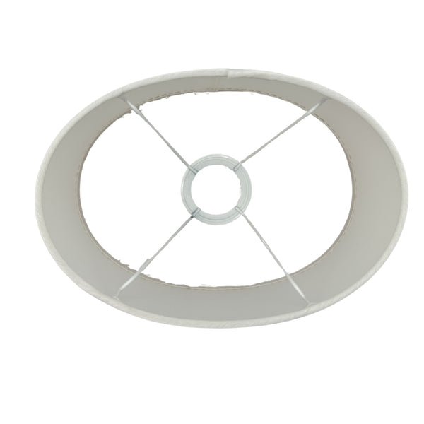 Detailaufnahme des ovalen Lampenschirms in Creme. Modernes Design, perfekt für eine sanfte und gemütliche Lichtatmosphäre.