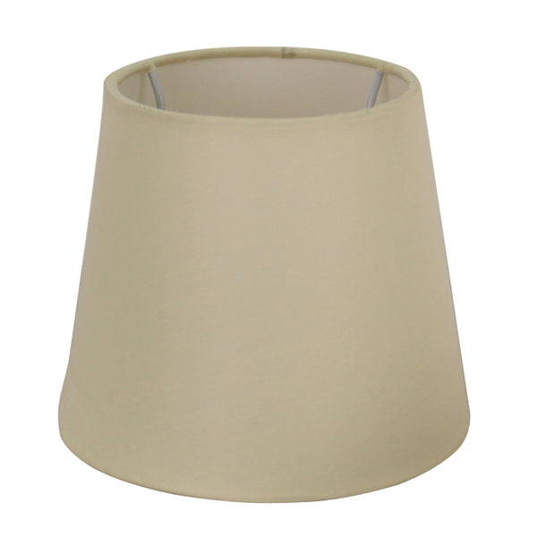 Detailansicht des ovalen Lampenschirms in Creme. Er verleiht jedem Raum eine behagliche, warme Atmosphäre.