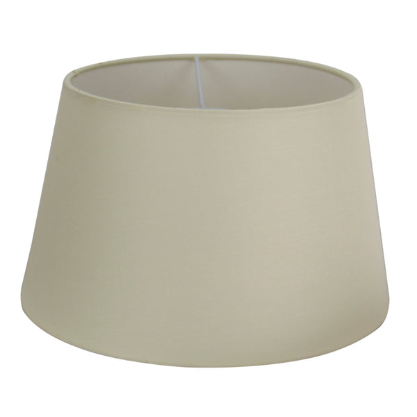 Der cremefarbene Lampenschirm Drum in zeitlosem Design harmoniert perfekt mit verschiedenen Einrichtungsstilen.
