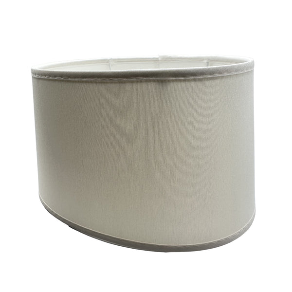 Detailansicht des ovalen Lampenschirms in Creme. Dieser moderne Schirm verleiht jedem Raum eine warme, einladende Note.