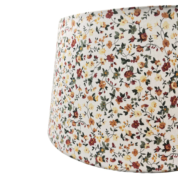 Detailaufnahme des cremefarbenen Lampenschirms Drum. Perfekt für eine sanfte Lichtatmosphäre in jedem Raum.