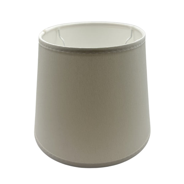 Detailansicht des ovalen Lampenschirms in elegantem Creme. Perfekt für moderne Leuchten und ein harmonisches Lichtambiente.