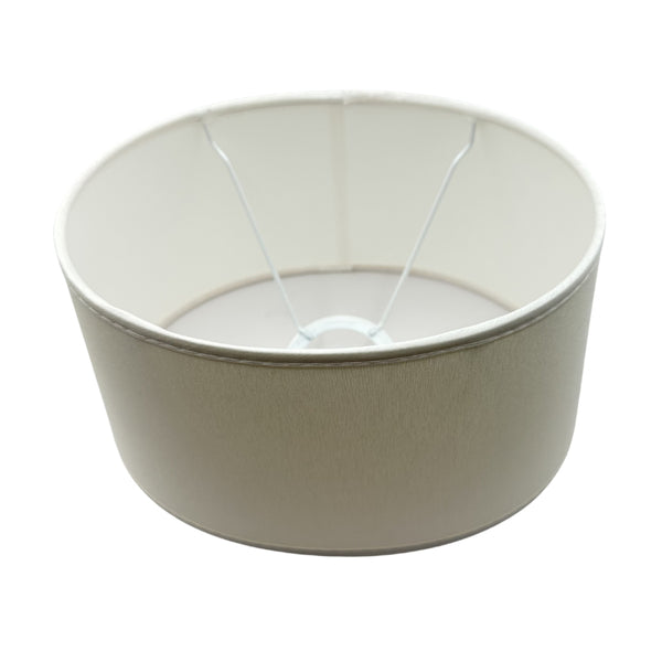 Detailaufnahme des ovalen Lampenschirms in elegantem Creme. Setzt moderne Akzente und sorgt für angenehmes Licht.