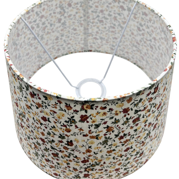 Ein cremfarbener Lampenschirm mit elegantem Drum-Design. Perfekt für eine harmonische und warme Beleuchtung in jedem Raum.