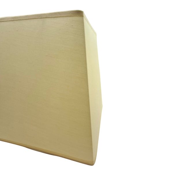 Detailansicht des cremefarbenen Lampenschirms Conica. Seine rechteckige Form verleiht jedem Raum eine elegante Note.