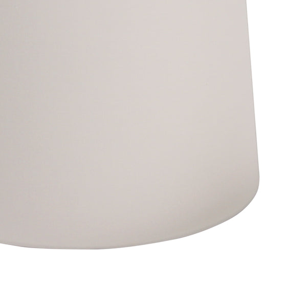 Detailansicht des modernen Lampenschirms Drum in einem hellen Creme-Ton. Ideal für eine sanfte, einladende Beleuchtung.