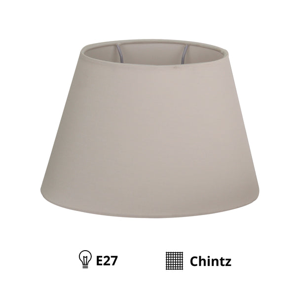 Detailaufnahme des ovalen Lampenschirms in Creme. Er setzt warme Akzente und verleiht jedem Raum eine gemütliche Note.