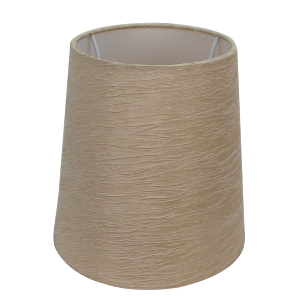 Detailfoto des ovalen Lampenschirms in Creme mit goldenen Akzenten. Ideal für moderne Wohnräume und stimmungsvolles Licht.