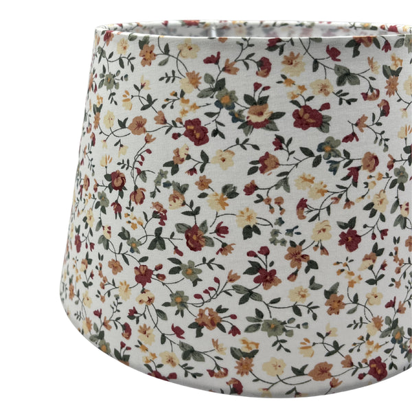 Der cremefarbene Lampenschirm Drum überzeugt mit zeitlosem Design. Ideal für eine harmonische Lichtstimmung in jedem Raum.