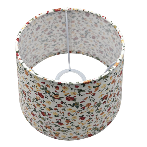 Der cremefarbene Lampenschirm Drum begeistert mit zeitlosem Design. Ideal für eine harmonische Lichtgestaltung in jedem Raum.