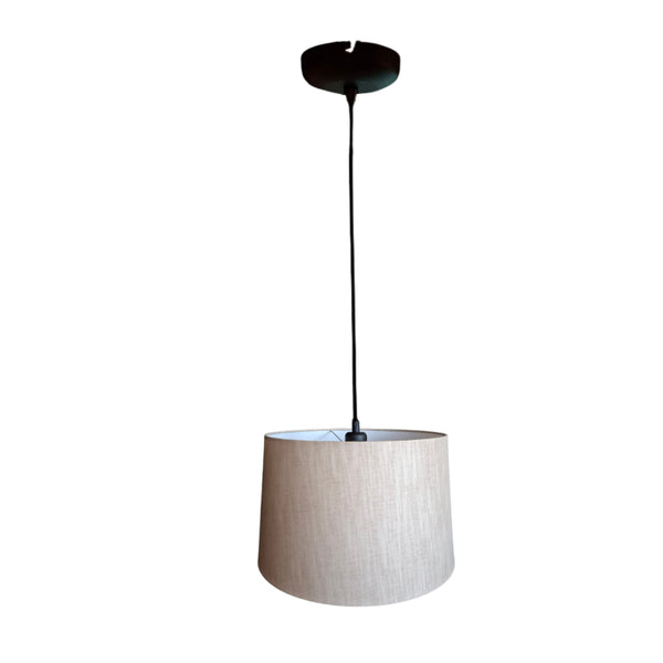 Der cremefarbene Lampenschirm Drum verleiht jedem Raum eine zeitlose Eleganz. Ideal für stimmungsvolles Licht.