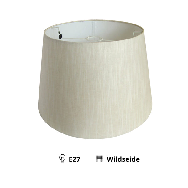 Der cremefarbene Lampenschirm Drum verleiht jedem Raum einen eleganten Akzent. Ideal für stimmungsvolles Licht.
