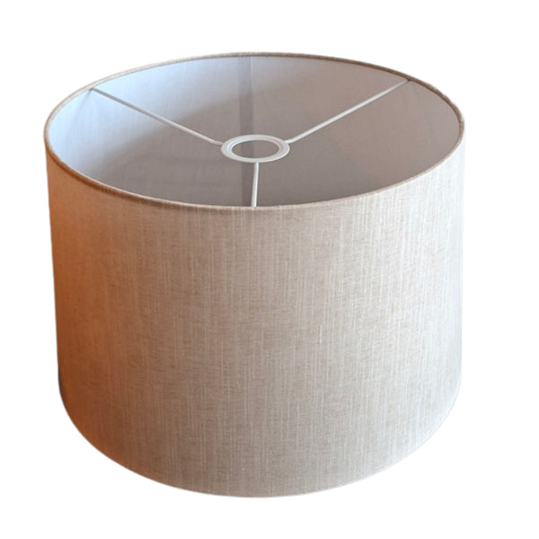 Detailansicht des zeitlosen cremefarbenen Lampenschirms Drum. Er bringt Wärme und Eleganz in jeden Raum.