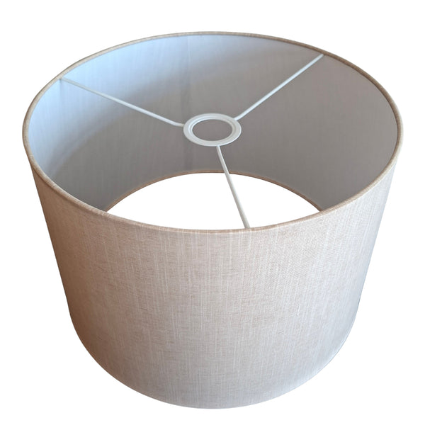 Der cremefarbene Lampenschirm Drum mit zeitlosem Design fügt sich harmonisch in jede Einrichtung ein.