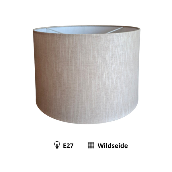 Detailreiche Ansicht des cremefarbenen Lampenschirms Drum. Sein zeitloses Design wird zum Blickfang in jedem Raum.