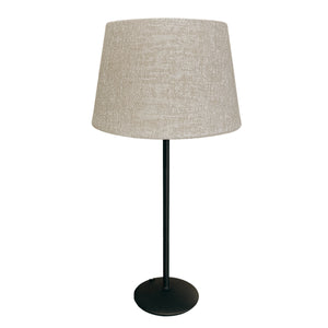 Der cremefarbene Lampenschirm Drum bringt moderne Eleganz in jeden Raum. Ideal für stimmungsvolle Beleuchtungseffekte.