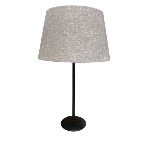 Warmer Lichtschein durch den cremefarbenen Lampenschirm Drum. Perfekt für ein einladendes Ambiente in jedem Raum.