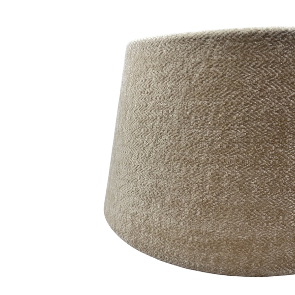 Detailfoto des modernen cremefarbenen Lampenschirms Drum. Ideal für eine sanfte, stilvolle Beleuchtung in jedem Raum.