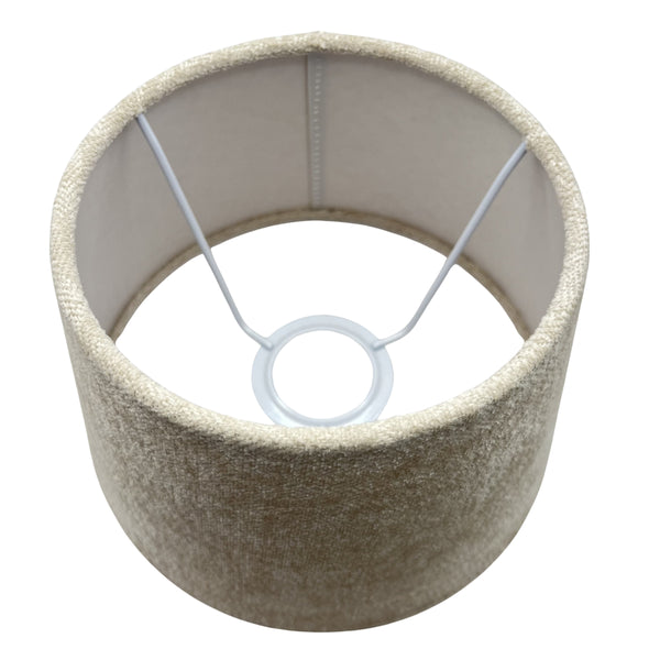 Der cremefarbene Lampenschirm Drum in modernem Design bringt eine sanfte Lichtatmosphäre in jeden Raum.
