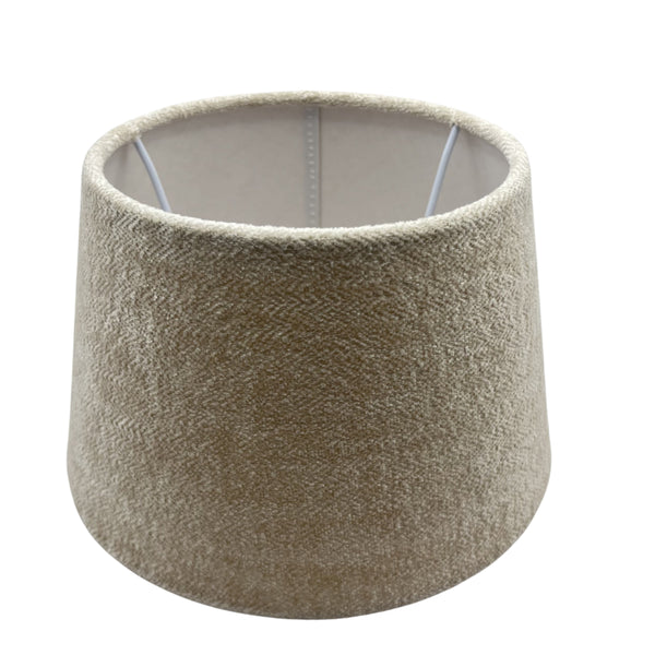 Eleganter Lampenschirm in creme mit modernem Design. Perfekt für eine sanfte und einladende Beleuchtung in jedem Raum.