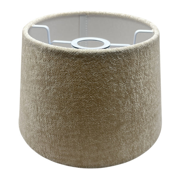 Der cremefarbene Lampenschirm Drum mit 25 cm Durchmesser bringt eine sanfte Eleganz in jeden Raum.