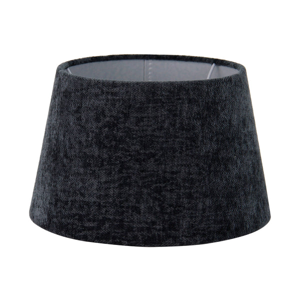 Der dunkelgraue Lampenschirm Drum begeistert mit modernem Design. Perfekt für eine stilvolle Beleuchtung im Wohnbereich.