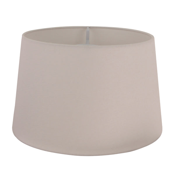Detailaufnahme des offwhite Lampenschirms Drum mit modernem Design. Ideal für eine sanfte, einladende Beleuchtung.