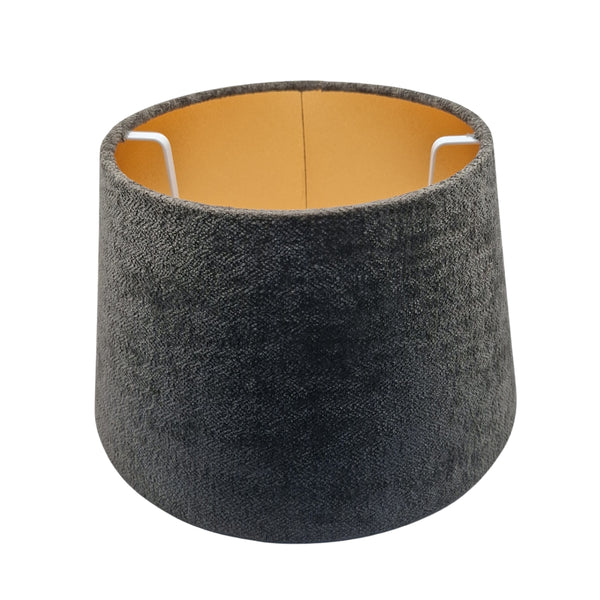 Eleganter Lampenschirm in Anthrazit mit goldenen Akzenten. Verleiht jedem Raum einen modernen und warmen Lichtakzent.