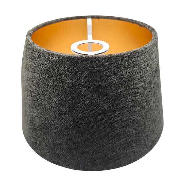 Moderner Lampenschirm in Gold und Anthrazit aus Wolle. Er verleiht jedem Raum einen Hauch von Eleganz und Wärme.