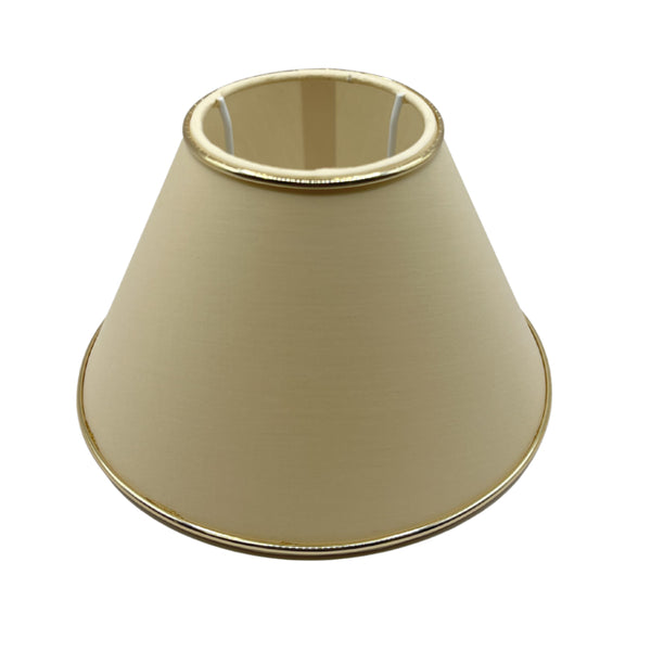 Beige Lampenschirm aus der Serie Various mit goldenen Akzenten. Er bietet warmes Licht und ergänzt jeden Raum stilvoll.