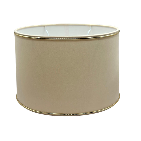 Beiger Lampenschirm in ovaler Form mit goldenen Akzenten. Perfekt für eine warme, einladende Atmosphäre in jedem Raum.