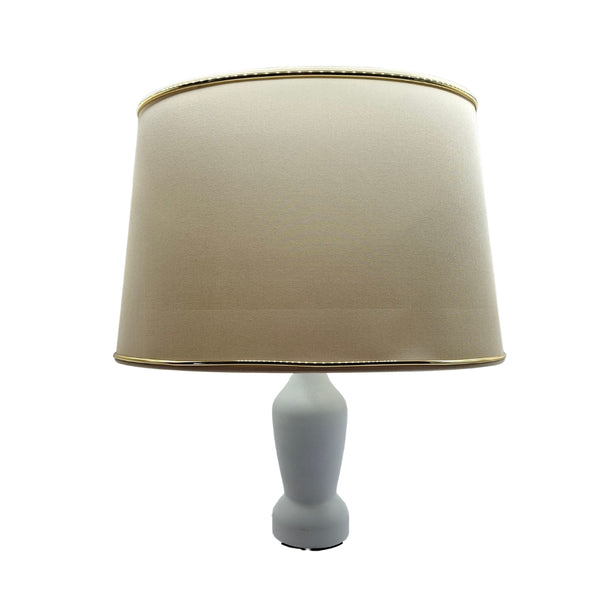 Beiger Lampenschirm Oval mit goldenen Akzenten für eine warme Atmosphäre. Ideal für stimmungsvolles Licht im Wohnbereich.