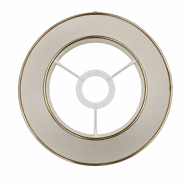Detailaufnahme des beigen Lampenschirms Top mit goldenen Akzenten. Perfekt für gemütliche Beleuchtung in jedem Wohnraum.