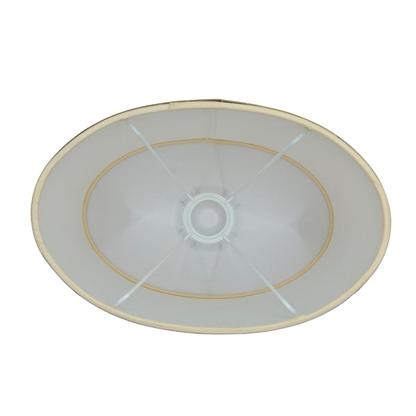 Detailaufnahme des ovalen Lampenschirms in Beige mit goldenen Akzenten. Er verleiht jedem Raum ein warmes, einladendes Licht.
