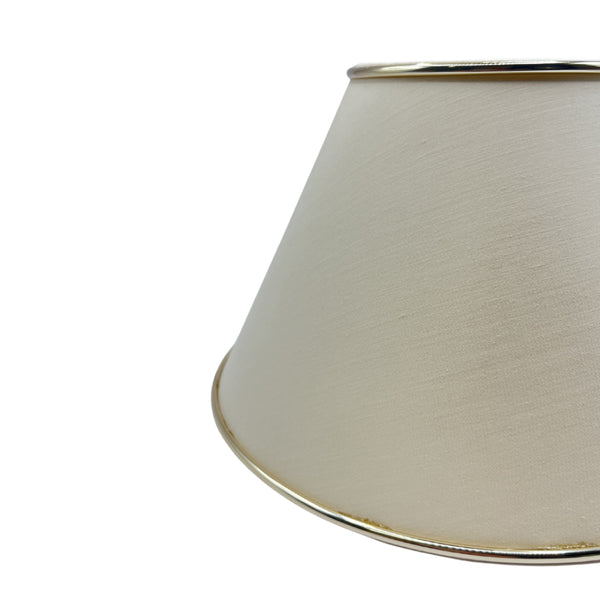Detailaufnahme des beigen Lampenschirms Top mit goldenen Akzenten. Der Schirm verleiht jedem Raum eine warme Atmosphäre.