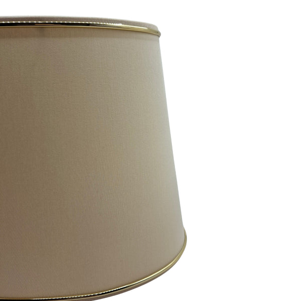 Beiger Lampenschirm in ovale Form mit goldenen Akzenten. Perfekt, um warmes Licht und Gemütlichkeit zu verbreiten.