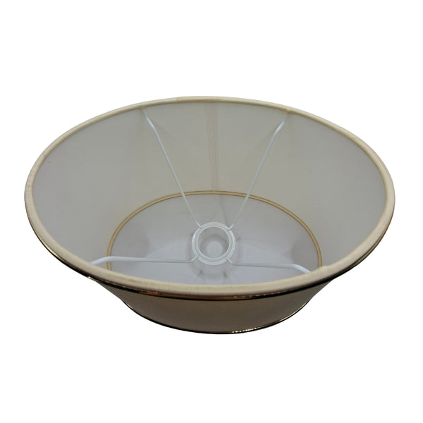 Detailaufnahme des ovalen Lampenschirms in Beige mit goldenen Akzenten. Perfekt für eine warme, einladende Raumbeleuchtung.