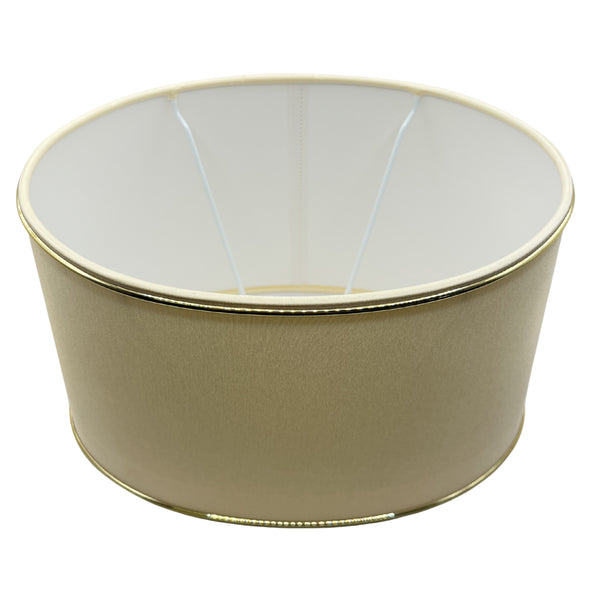 Detailaufnahme des ovalen Lampenschirms in Beige und Gold. Diese moderne Leuchte verleiht jedem Raum einen eleganten Akzent.