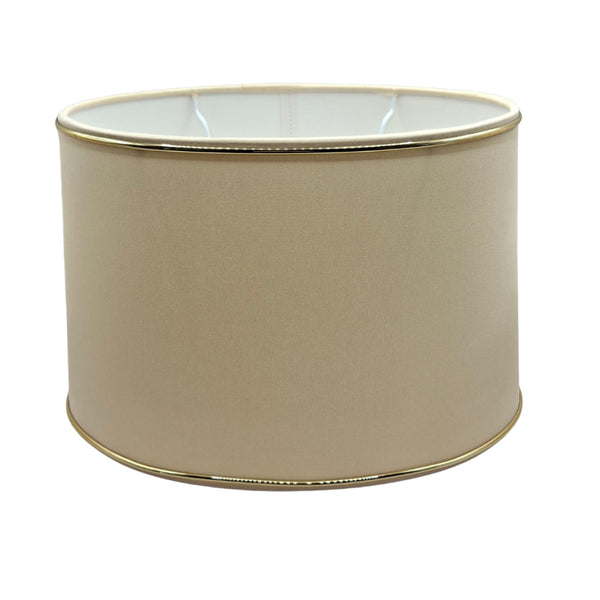Detailaufnahme des ovalen Lampenschirms in Beige mit goldenen Akzenten. Perfekt für eine warme, einladende Atmosphäre.