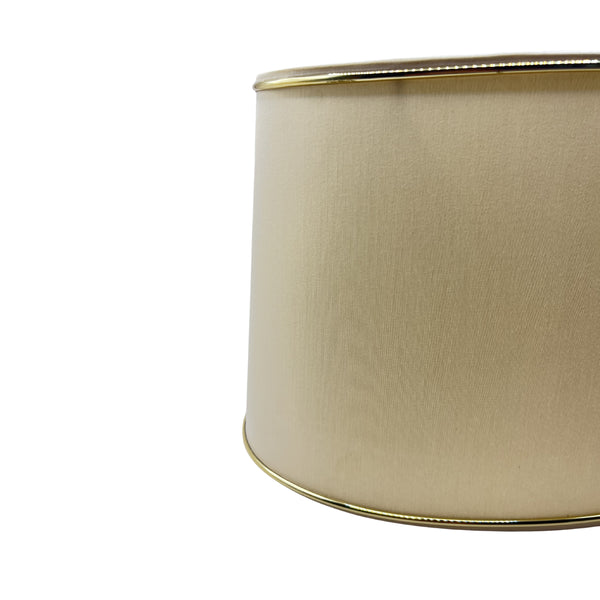 Detailansicht des ovalen Lampenschirms in Beige und Gold. Modernes Design, ideal für eine stilvolle Beleuchtung.