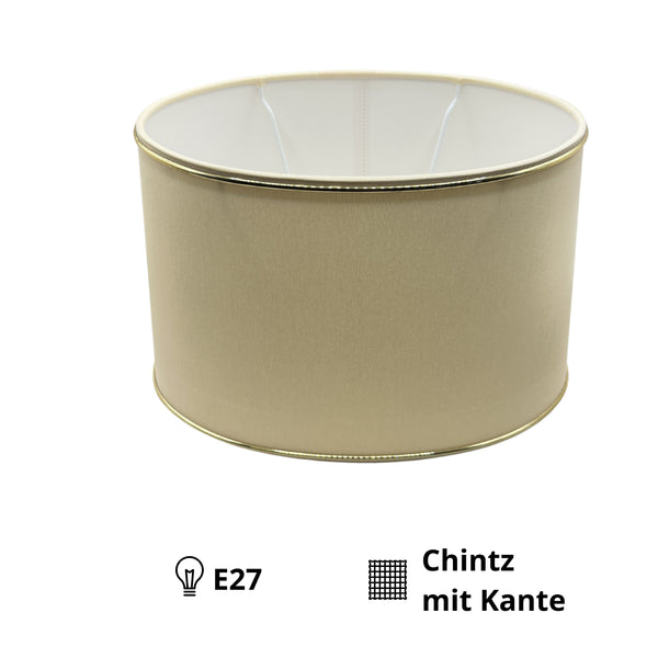 Beiger, ovaler Lampenschirm von Various mit goldenen Akzenten. Verleiht jedem Raum eine moderne, warme Atmosphäre.