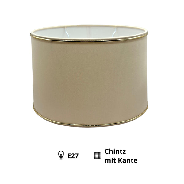 Detailaufnahme des beigen Lampenschirms in ovaler Form. Er bringt warmes Licht und Eleganz in jeden Raum.