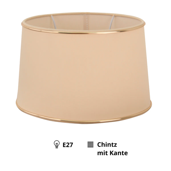 Detailaufnahme des ovalen Lampenschirms in Beige mit goldenen Akzenten. Perfekt für eine warme und einladende Atmosphäre.