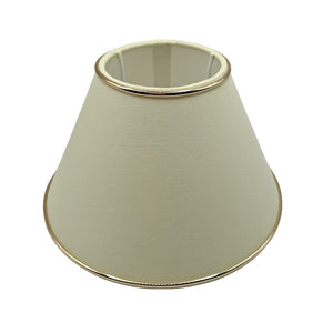 Cremefarbener Lampenschirm mit goldenen Akzenten, ideal für eine gemütliche Atmosphäre in jedem Raum.