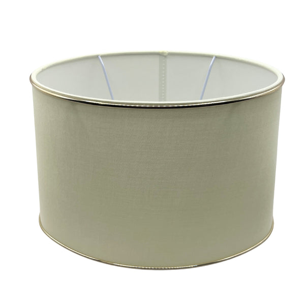 Der ovale Lampenschirm in Creme mit goldenen Akzenten setzt moderne Akzente.
