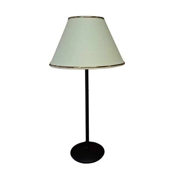 Der cremefarbene Lampenschirm Top mit Goldakzenten bringt warmes Licht. Ideal für eine gemütliche Atmosphäre im Raum.