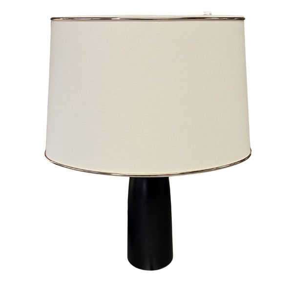 Sanfte Farben und modernes Design vereinen sich im ovalen Lampenschirm in Creme. Ideal für stilvolle Beleuchtung im Wohnraum.
